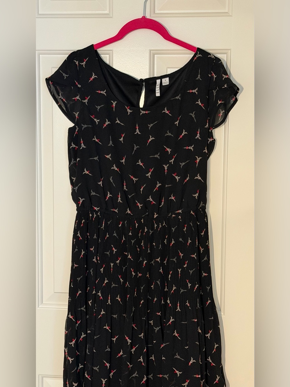 Black Eiffel Tower Print Pleated Dress with Red Accents